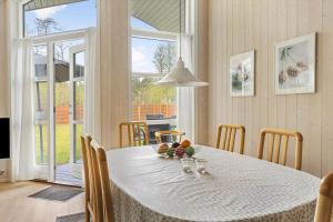 ein Esszimmer mit einem weißen Tisch und Stühlen in der Unterkunft 1419 Aakirkeby - Boesparken 16 in Vester Sømarken