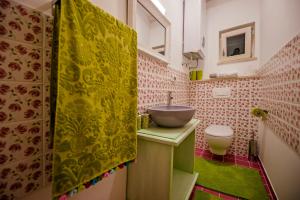 ein Badezimmer mit Waschbecken und Toilette in der Unterkunft Casa Smeralda in Rovinj + 19 Fotos
