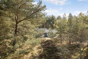 ein Haus mitten im Wald in der Unterkunft 1542 Aakirkeby - Poseregårdsvejen 12 in Vester Sømarken