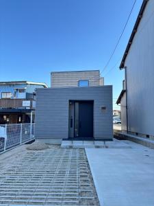 a building with a blue door in a city at Izumo-shuku MAICHI STAY - Vacation STAY 00202v in Izumo