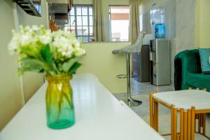 Una cocina o cocineta en Lush Executive One Bedroom with free WI-FI 16 fotos más