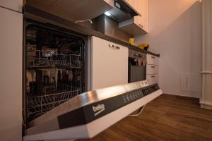 ミラノにあるMagic Rent - Appartamento Catulloの食器洗い機(ドアはキッチン内に開きます)