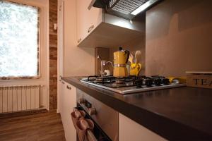 ミラノにあるMagic Rent - Appartamento Catulloのキッチン(コンロ、オーブン、電子レンジ付) +21枚の写真