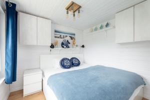 a bedroom with a bed in a white room at Baltic Home Houses Zastań with Parking by Noclegi Renters in Zastań