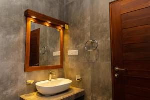 Bilik mandi di Joalis Villa Polhena Pvt Ltd +13 gambar