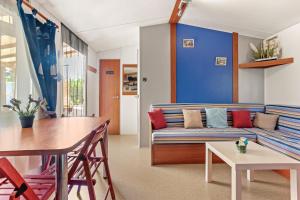 un soggiorno con un divano e un tavolo di Marinière a Sainte-Croix-de-Verdon