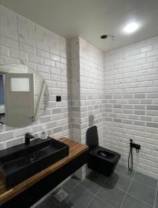 La salle de bains est pourvue de toilettes noires et d'un lavabo. dans l'établissement Logement idéal pour vos séjours - 8ème étage avec ascenseur, à Birmandreis 6 autres photos