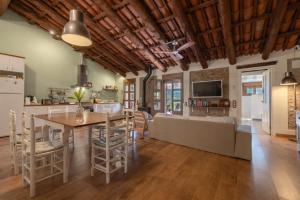 a kitchen and living room with a table and a couch at Casa En Vistes Al Montsià I Prop in Ulldecona