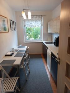 Una pequeña cocina con una mesa y una ventana. en Paradise villa apartment, en Praga