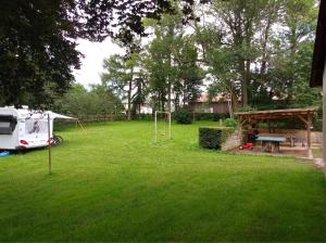 ReinhardtsdorfAutark Karavan Stellplatz的草原上带帐篷和野餐桌的公园