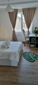 une chambre avec un lit, une télévision et une chaise dans l'établissement Piatra Craiului Cozy Flat, à Timişoara