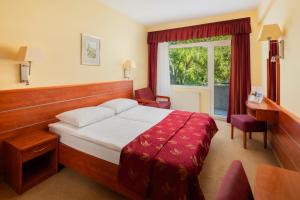 布达佩斯班克兹酒店的一间带床和窗户的酒店房间