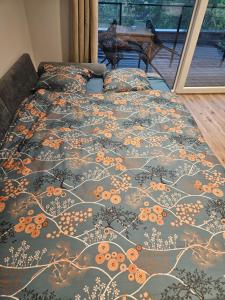 Una cama en una habitación con una manta. en Appart design Jacuzzi Sauna, Salle de sports, en Emmerin