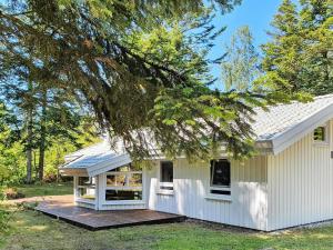 Saltumにある6 person holiday home in Saltumの白い家(ポーチ付) +18枚の写真