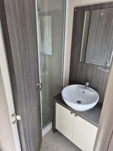 a bathroom with a sink and a mirror at Valley side - 3 bedrooms sleeps 8 in Burmarsh