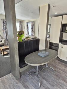 a living room with a table and a kitchen at Valley side - 3 bedrooms sleeps 8 in Burmarsh