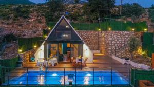 ein Haus mit einem Pool davor in der Unterkunft Villa Ilgın Panoramic Mountain & Sea Views, Secluded Retreat in Aklar