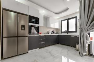 a kitchen with stainless steel appliances and a window at Adouna Appartement d'Exception vue sur mer in Dakar