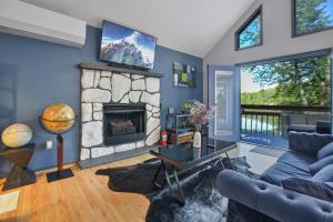 Posezení v ubytování 5 Bedroom Cozy Retreat Lakefront