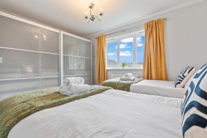 une chambre avec deux lits et une fenêtre dans l'établissement Welcoming House - Walking distance to Town Centre - Sleeps 5 - Free Parking, Self-Check-In, Fast WiFi and Smart TV by Yoko Property, à Rugby 19 autres photos