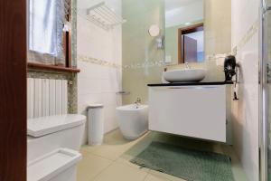 Un baño blanco con lavabo e inodoro. en La Terrazza Appartamento Agata, en Sirmione 16 fotos más