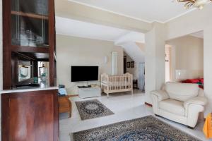 Una sala de estar con una silla y un televisor. en La Terrazza Appartamento Agata, en Sirmione