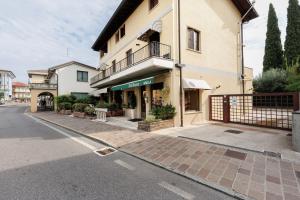 una calle vacía frente a un edificio en La Terrazza Appartamento Agata, en Sirmione