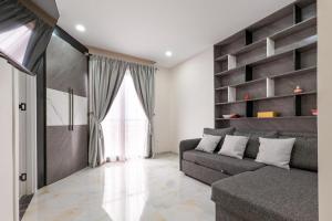 a living room with a gray couch and a window at Adouna Appartement d'Exception vue sur mer in Dakar