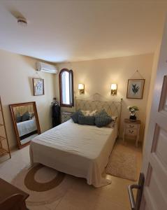 a bedroom with a large bed and a mirror at Casa de Ensueño - exklusive Villa mit 3 Schlafzimmern, 3 Bädern, 4 Terrassen mit Panoramaausblick in Atamaría +54 photos