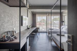 a hotel room with a bedroom and a bed and a desk at สล็อตเว็บตรงแตกหนัก 100% เว็บแจกเครดิตฟรี ฝากถอนไม่มีขั้นต่ำ AUTO in Bangkok