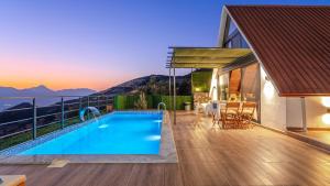 eine Villa mit Swimmingpool und ein Haus in der Unterkunft Villa Ilgın Panoramic Mountain & Sea Views, Secluded Retreat in Aklar