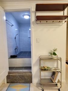 Un baño de 청담동, 명품거리, 청담역, 압구정로데오, 성형 병원, 한강공원, 강남도심, 발마사지기, 에어드레서, 무료주차 32 fotos más