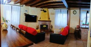 ein Wohnzimmer mit Sofas und Kamin in der Unterkunft Casa Rural Rosa in Villafruel