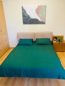 Ένα ή περισσότερα κρεβάτια σε δωμάτιο στο Живи тут