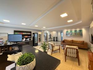 una sala de estar con un sofá y una mesa en Hotel Graju Itajaí, en Itajaí