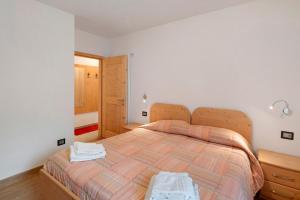 a bedroom with a large bed in a room at Appartamento Nuovo A San Giovanni in Pozza di Fassa