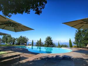 ローロ・チュッフェンナにあるCozy Farmhouse with Swimming Pool in Tuscanyの- スイミングプール(パラソル2本付)