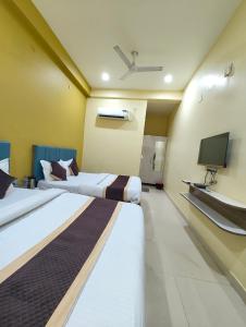 TV/trung tâm giải trí tại Varanasi Hotel Kashi Heaven Premium Near Baba Vishwanath Temple & Ganga Ghat - Spacious Spotless Rooms With Wi-fi Facility #Parking And Excellent Customer Service - Best Hotel In Varanasi - Book Now +11 ảnh