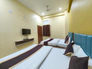 TV/trung tâm giải trí tại Varanasi Hotel Kashi Heaven Premium Near Baba Vishwanath Temple & Ganga Ghat - Spacious Spotless Rooms With Wi-fi Facility #Parking And Excellent Customer Service - Best Hotel In Varanasi - Book Now