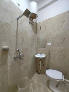 Phòng tắm tại Varanasi Hotel Kashi Heaven Premium Near Baba Vishwanath Temple & Ganga Ghat - Spacious Spotless Rooms With Wi-fi Facility #Parking And Excellent Customer Service - Best Hotel In Varanasi - Book Now