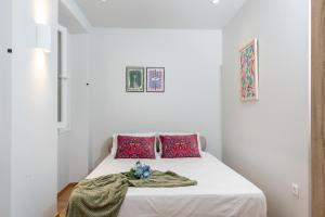 um quarto com uma cama com um cobertor em cima em Porta Rem Studio by Konnect, Old Corfu Town em Corfu Town mais 2 fotografias