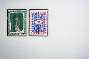 duas obras de arte emolduradas numa parede branca em Porta Rem Studio by Konnect, Old Corfu Town em Corfu Town