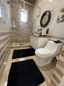 Ένα μπάνιο στο Yerevan Modern Holiday Apartment +5 φωτογραφίες