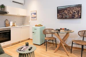 uma cozinha com uma pequena mesa e um frigorífico em Porta Rem Studio by Konnect, Old Corfu Town em Corfu Town
