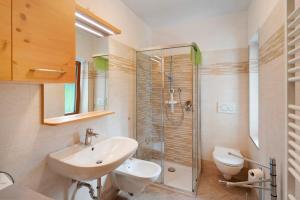 a bathroom with a sink and a shower at Appartamento Nuovo A San Giovanni in Pozza di Fassa