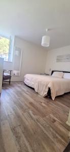 Ένα ή περισσότερα κρεβάτια σε δωμάτιο στο Grand cottage le pré bleu 11mn lac