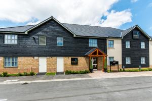 una imagen de una casa con techo negro en Canterbury Bell, Margate by Marston's Inns en Broadstairs