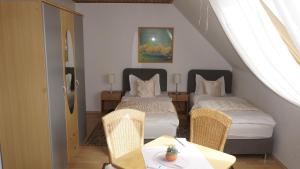Postel nebo postele na pokoji v ubytování Landhotel und Restaurant Haus Steffens bei Calpas