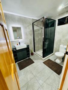 シンガトカにあるVilla Twelveのシャワー、洗面台、トイレ付きのバスルーム +26枚の写真