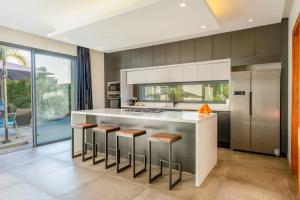 Kuchyň nebo kuchyňský kout v ubytování Luxury villa, private heated pool, jacuzzi, games